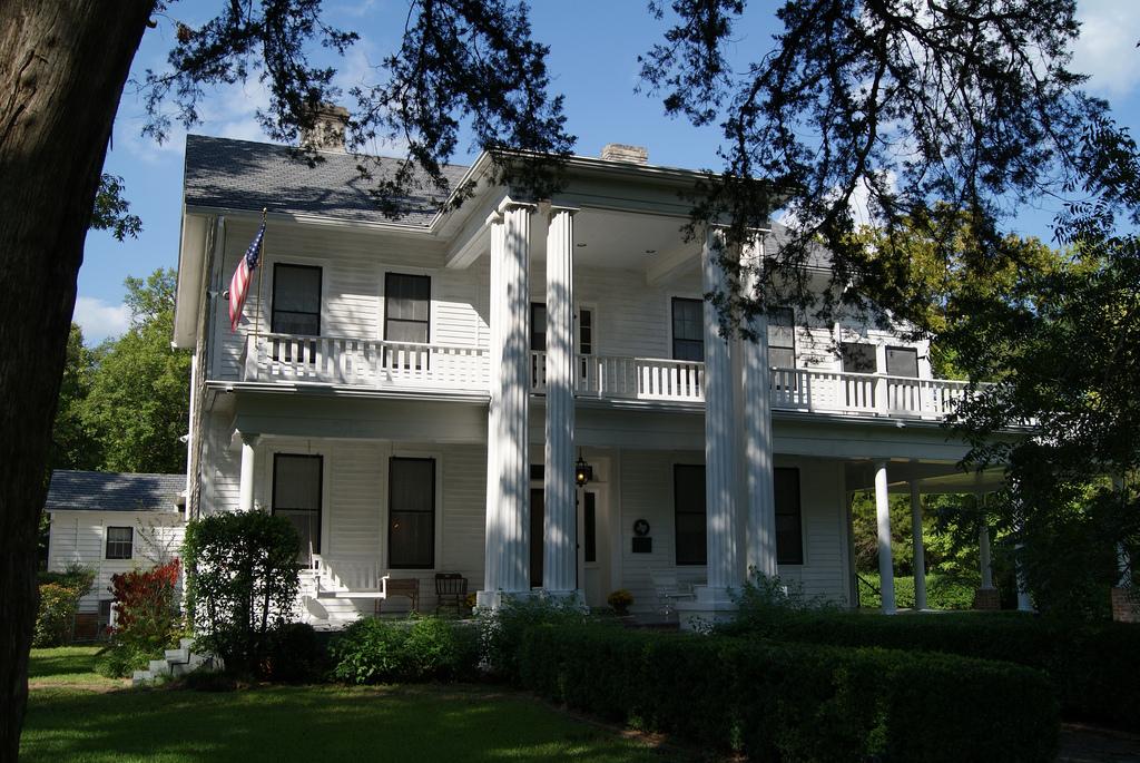 The front facade of the Eastham-Thomason House.