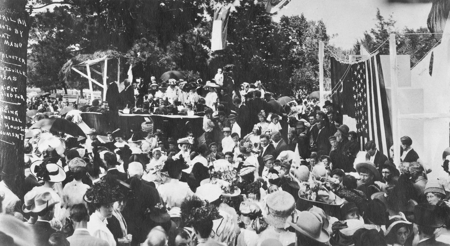 Gathered crowd at Oakwood Cemetery for the Sam Houston Monument unveiling in April 1911.